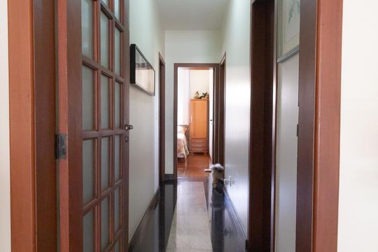 Corredor de casa à venda com 4 quartos, 300m² em Heliópolis, Belo Horizonte