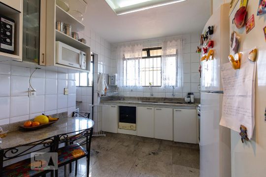 Cozinha de casa à venda com 4 quartos, 300m² em Heliópolis, Belo Horizonte