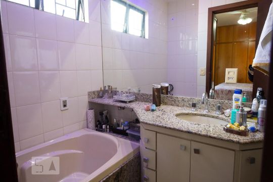 Banheiro da Suíte 1 de casa à venda com 4 quartos, 300m² em Heliópolis, Belo Horizonte