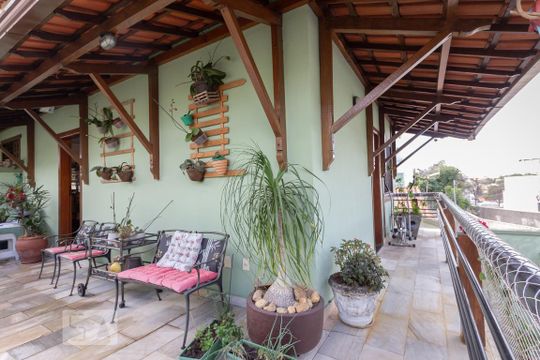 Área Externa Sala de Jantar de casa à venda com 4 quartos, 300m² em Heliópolis, Belo Horizonte