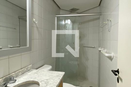 Banheiro da Suíte 1 de apartamento para alugar com 2 quartos, 86m² em Alphaville Industrial, Barueri