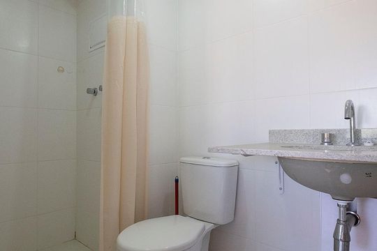Banheiro de kitnet/studio à venda com 1 quarto, 35m² em Vila Madalena, São Paulo