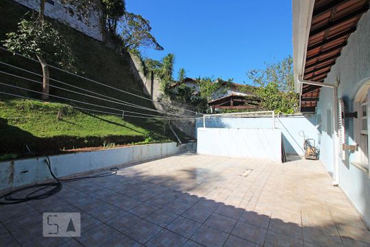 Quintal de casa para alugar com 6 quartos, 1600m² em Chácara Represinha, Cotia