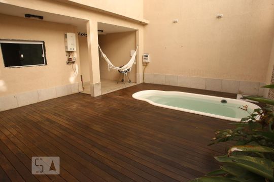 Quintal de casa para alugar com 2 quartos, 160m² em Grajau, Rio de Janeiro