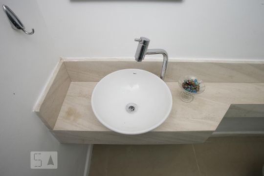 Lavabo de casa para alugar com 2 quartos, 160m² em Grajau, Rio de Janeiro