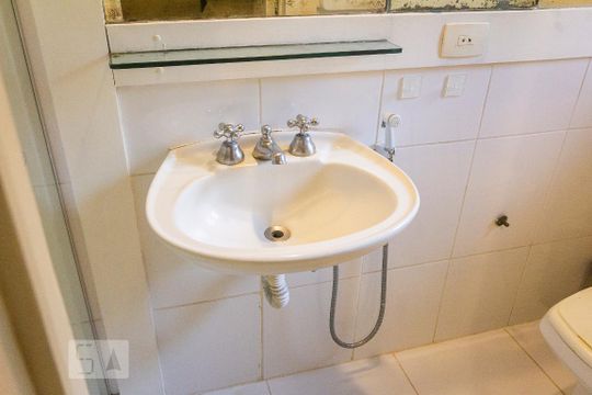 Banheiro da Suíte 1 de casa de condomínio para alugar com 5 quartos, 260m² em São Conrado, Rio de Janeiro