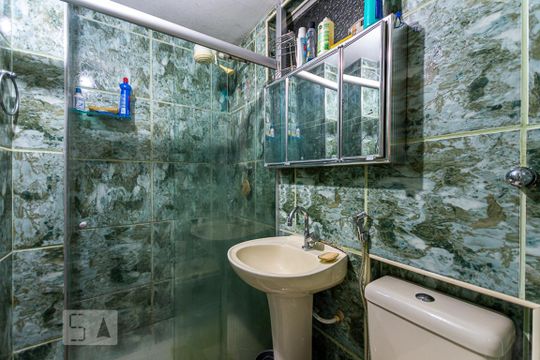 Banheiro Social de apartamento à venda com 2 quartos, 60m² em Ingá, Niterói