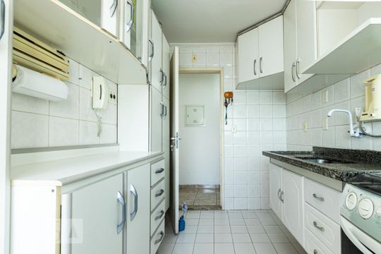Cozinha de apartamento à venda com 2 quartos, 74m² em Vila Taquari, São Paulo