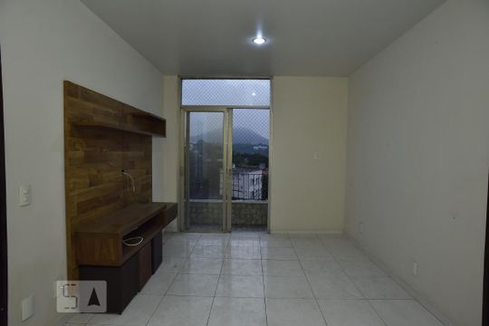 Apartamento para alugar com 2 quartos, 75m² em Tanque, Rio de Janeiro