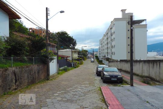 Vista da Rua de apartamento para alugar com 2 quartos, 76m² em Carvoeira, Florianópolis