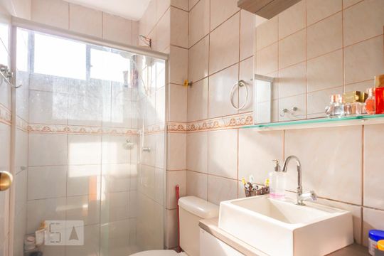Banheiro de apartamento à venda com 3 quartos, 67m² em Camaquã, Porto Alegre