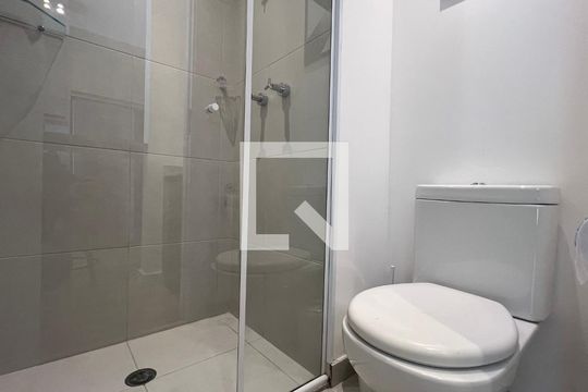 Banheiro de kitnet/studio para alugar com 1 quarto, 33m² em Pinheiros, São Paulo