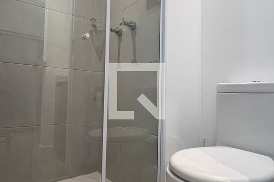 Banheiro de kitnet/studio para alugar com 1 quarto, 33m² em Pinheiros, São Paulo