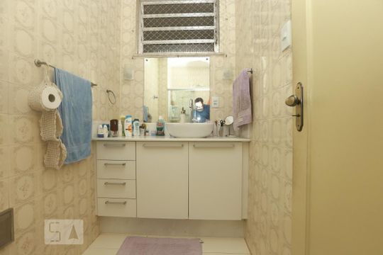 Banheiro de apartamento para alugar com 2 quartos, 58m² em Tijuca, Rio de Janeiro