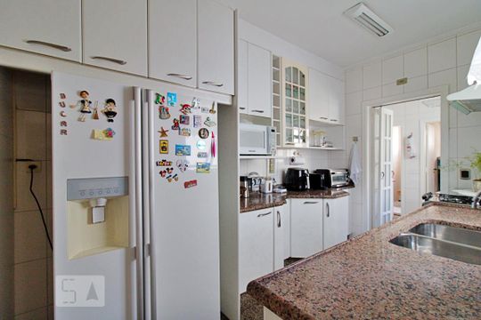 Cozinha de apartamento à venda com 3 quartos, 178m² em Vila Suzana, São Paulo