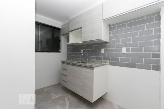 Cozinha de apartamento para alugar com 2 quartos, 40m² em Vila Antonina, São Paulo
