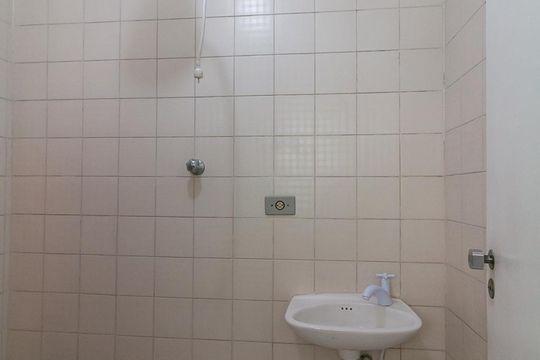 Banheiro de serviço de apartamento à venda com 2 quartos, 77m² em Jardim Zaira, Guarulhos