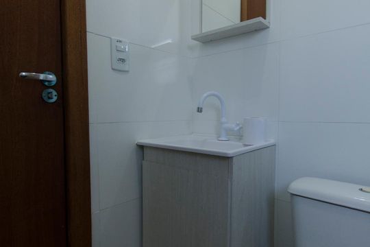 Banheiro de kitnet/studio para alugar com 1 quarto, 24m² em São João do Rio Vermelho, Florianópolis