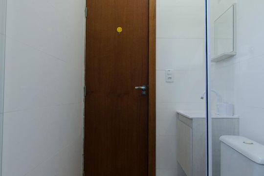 Banheiro de kitnet/studio para alugar com 1 quarto, 24m² em São João do Rio Vermelho, Florianópolis
