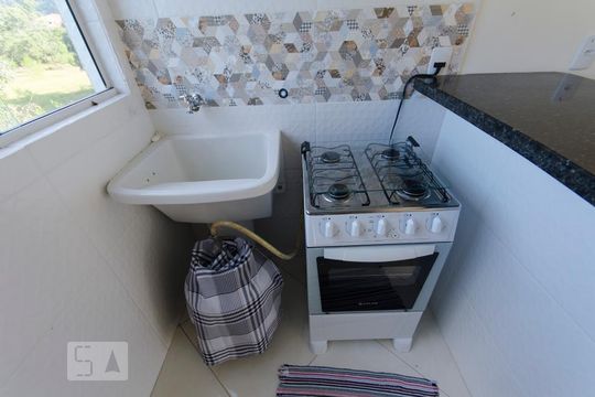 Cozinha de kitnet/studio para alugar com 1 quarto, 24m² em São João do Rio Vermelho, Florianópolis