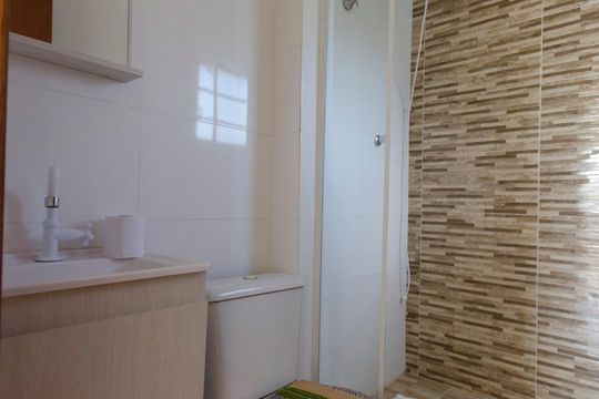 Banheiro de kitnet/studio para alugar com 1 quarto, 24m² em São João do Rio Vermelho, Florianópolis