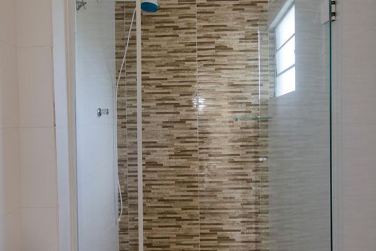 Banheiro de kitnet/studio para alugar com 1 quarto, 24m² em São João do Rio Vermelho, Florianópolis