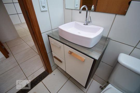 Banheiro de apartamento para alugar com 2 quartos, 49m² em Samambaia Sul (samambaia), Brasília