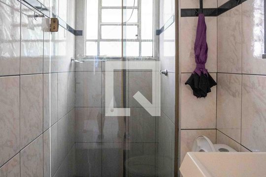 Banheiro de apartamento para alugar com 2 quartos, 48m² em Campanário, Diadema