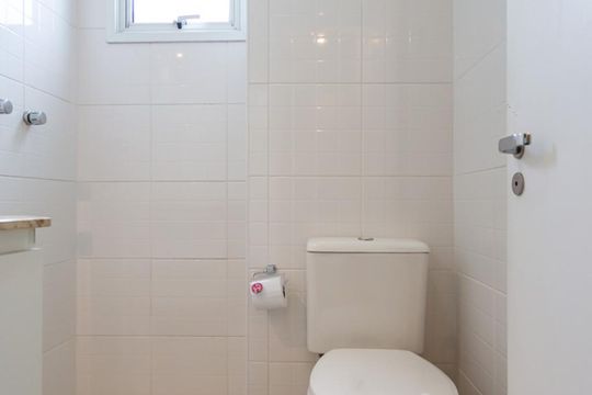 Banheiro de apartamento para alugar com 2 quartos, 78m² em Caxingui, São Paulo