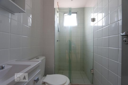 Banheiro de apartamento para alugar com 2 quartos, 47m² em Jacarepaguá, Rio de Janeiro