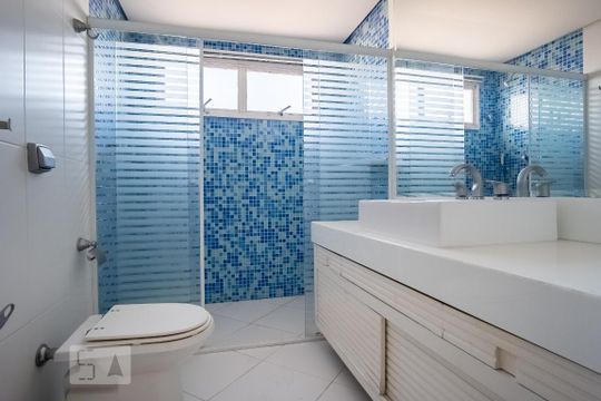 Banheiro da Suíte 1 de apartamento à venda com 3 quartos, 280m² em Água Rasa, São Paulo