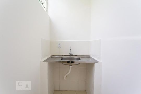 Cozinha de kitnet/studio para alugar com 1 quarto, 16m² em Rio Pequeno, São Paulo