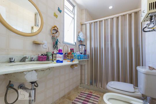Banheiro da Suíte 1 de apartamento para alugar com 3 quartos, 184m² em Taquara, Rio de Janeiro