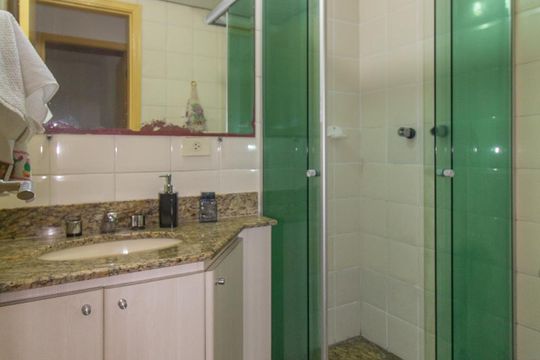 Banheiro Social de apartamento à venda com 3 quartos, 68m² em Vila Bertioga, São Paulo