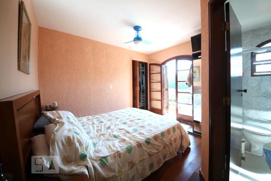 Suíte  de casa à venda com 3 quartos, 204m² em Jardim da Campina, São Paulo