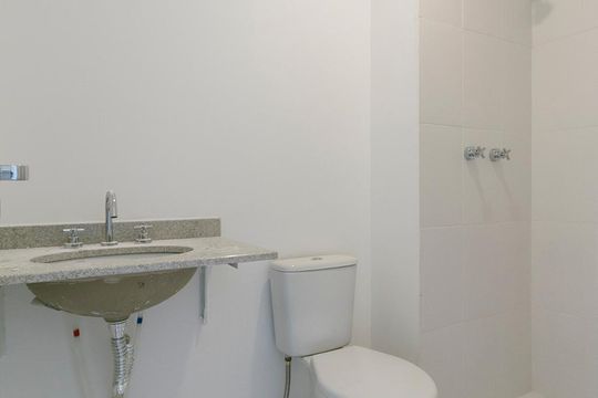 Banheiro de kitnet/studio para alugar com 1 quarto, 25m² em Chácara Belenzinho, São Paulo