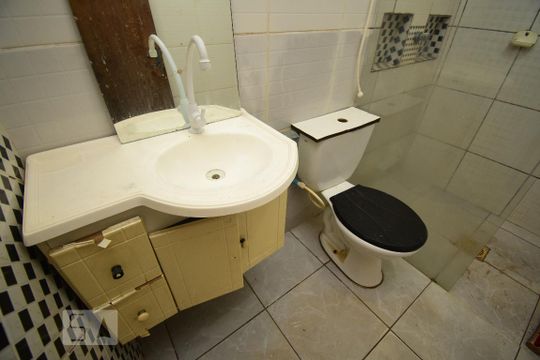 Banheiro de kitnet/studio para alugar com 1 quarto, 30m² em Setor Habitacional Samambaia (taguatinga), Brasília