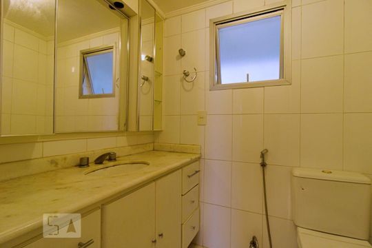 Banheiro de apartamento à venda com 3 quartos, 75m² em Vila Suzana, São Paulo