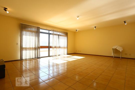 Sala de casa de condomínio para alugar com 3 quartos, 325m² em Cidade São Francisco, São Paulo