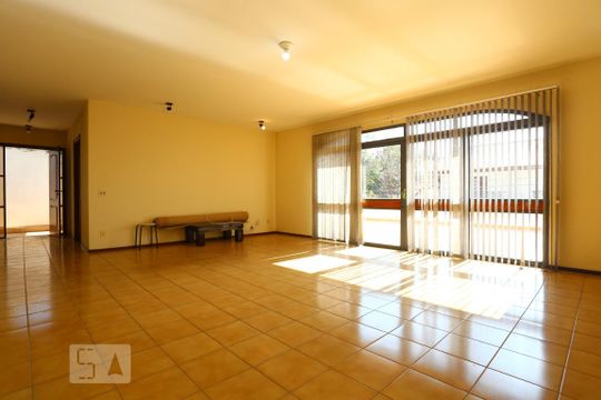Sala de casa de condomínio para alugar com 3 quartos, 325m² em Cidade São Francisco, São Paulo