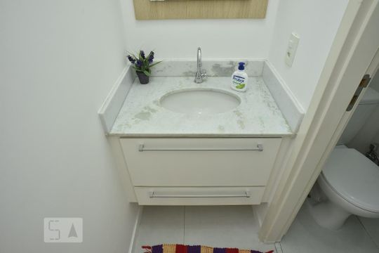 Banheiro de apartamento para alugar com 2 quartos, 51m² em Jacarepaguá, Rio de Janeiro