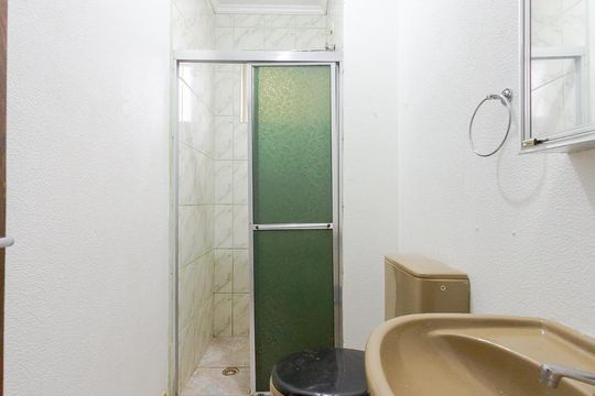 Banheiro de apartamento à venda com 1 quarto, 44m² em Jardim do Salso, Porto Alegre