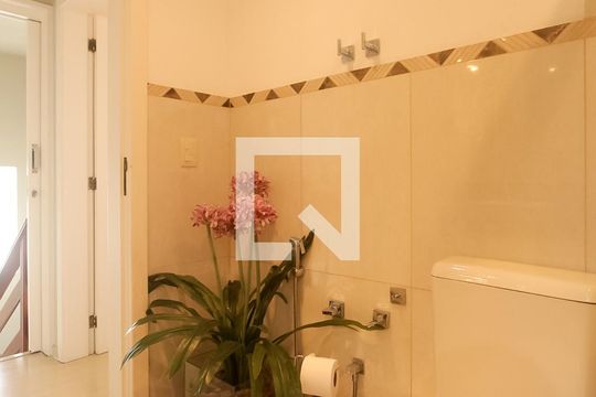 Banheiro suite  de casa de condomínio à venda com 4 quartos, 260m² em Boa Vista, Porto Alegre