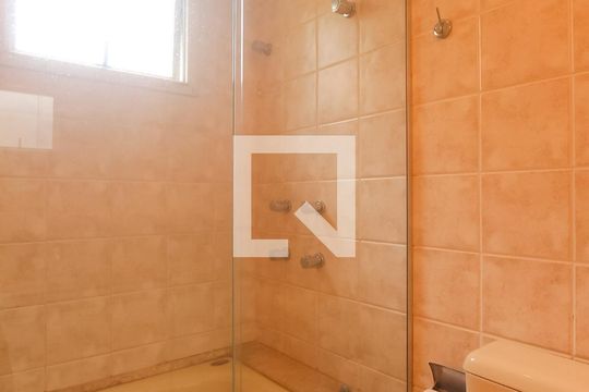 Banheiro suite 2 de casa de condomínio à venda com 4 quartos, 260m² em Boa Vista, Porto Alegre