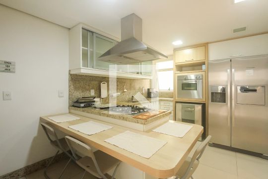 Cozinha de casa de condomínio à venda com 4 quartos, 260m² em Boa Vista, Porto Alegre