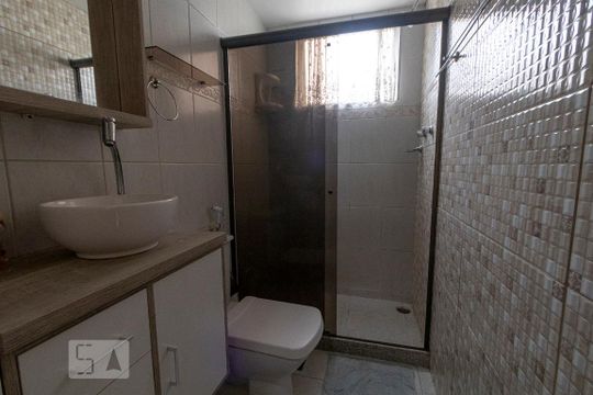 Banheiro de apartamento para alugar com 2 quartos, 60m² em Jardim Sulacap, Rio de Janeiro