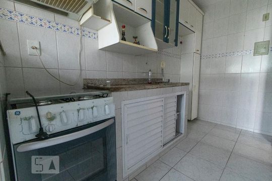 Cozinha de apartamento para alugar com 2 quartos, 60m² em Jardim Sulacap, Rio de Janeiro