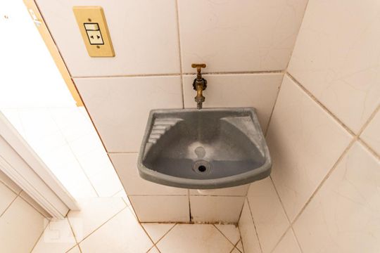 Banheiro  de kitnet/studio para alugar com 1 quarto, 17m² em Parque das Paineiras, São Paulo
