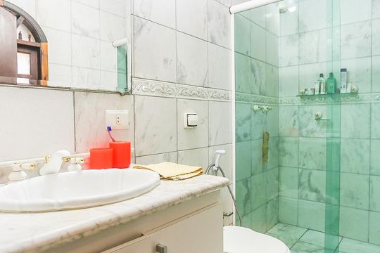 Banheiro Suite 2 de casa à venda com 3 quartos, 332m² em Quitaúna, Osasco