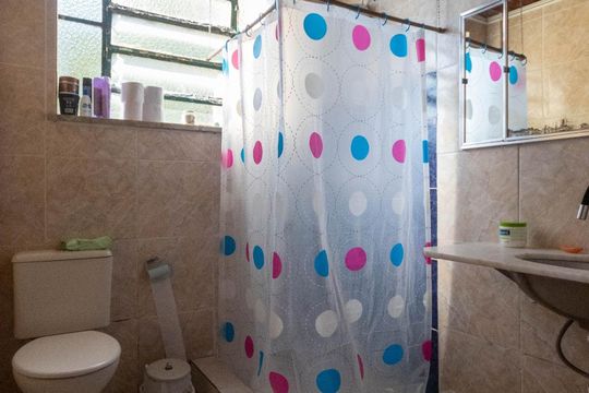 Banheiro de casa de condomínio à venda com 3 quartos, 160m² em Medianeira, Porto Alegre